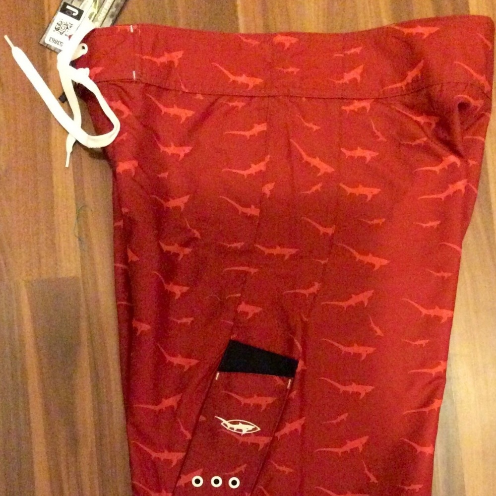 NWT Old Harbor Outfitters Men Red shorts fish design surf shorts cargo shorts - Picture 2 of 4